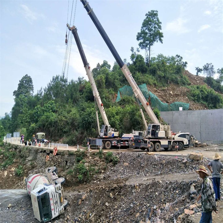 长坡镇汽车掉沟里叫吊车救援要多少钱